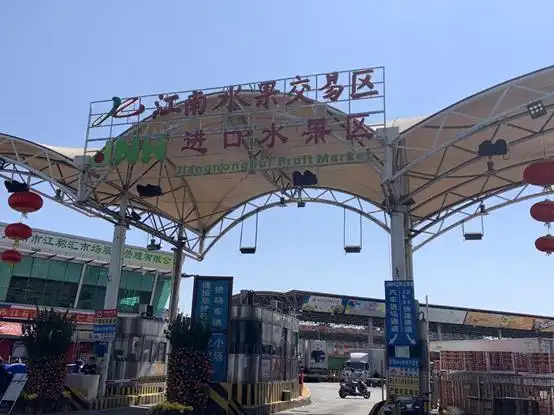 从江南市场官网公开的各类果菜每天均价,记者得以梳理近四年,覆盖疫情