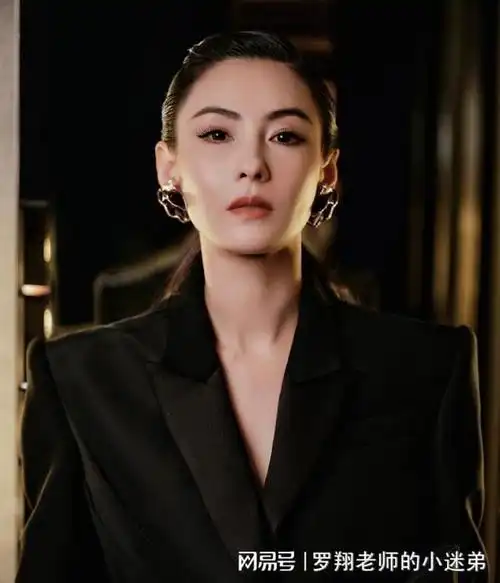 张柏芝黑色镂空西装散发女王气场烟熏妆容打造神秘与性感魅力
