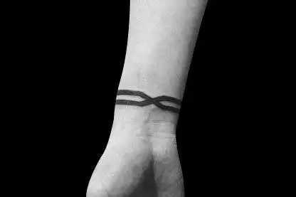 男生黑色环腕纹身图案效果图