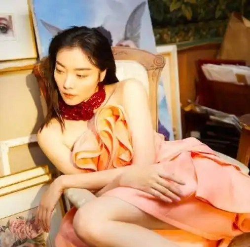 张一山在戏中大尺度伸舌头的"热吻"戏码,让观众再一次见识了齐溪的