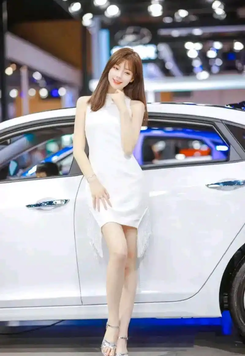 著名车模出场费高达50万,网友说给五万都嫌弃多?这是怎么回事?