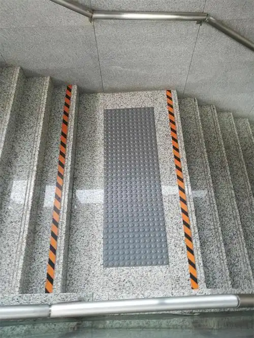 名称:地铁浅灰芝麻纹盲道砖