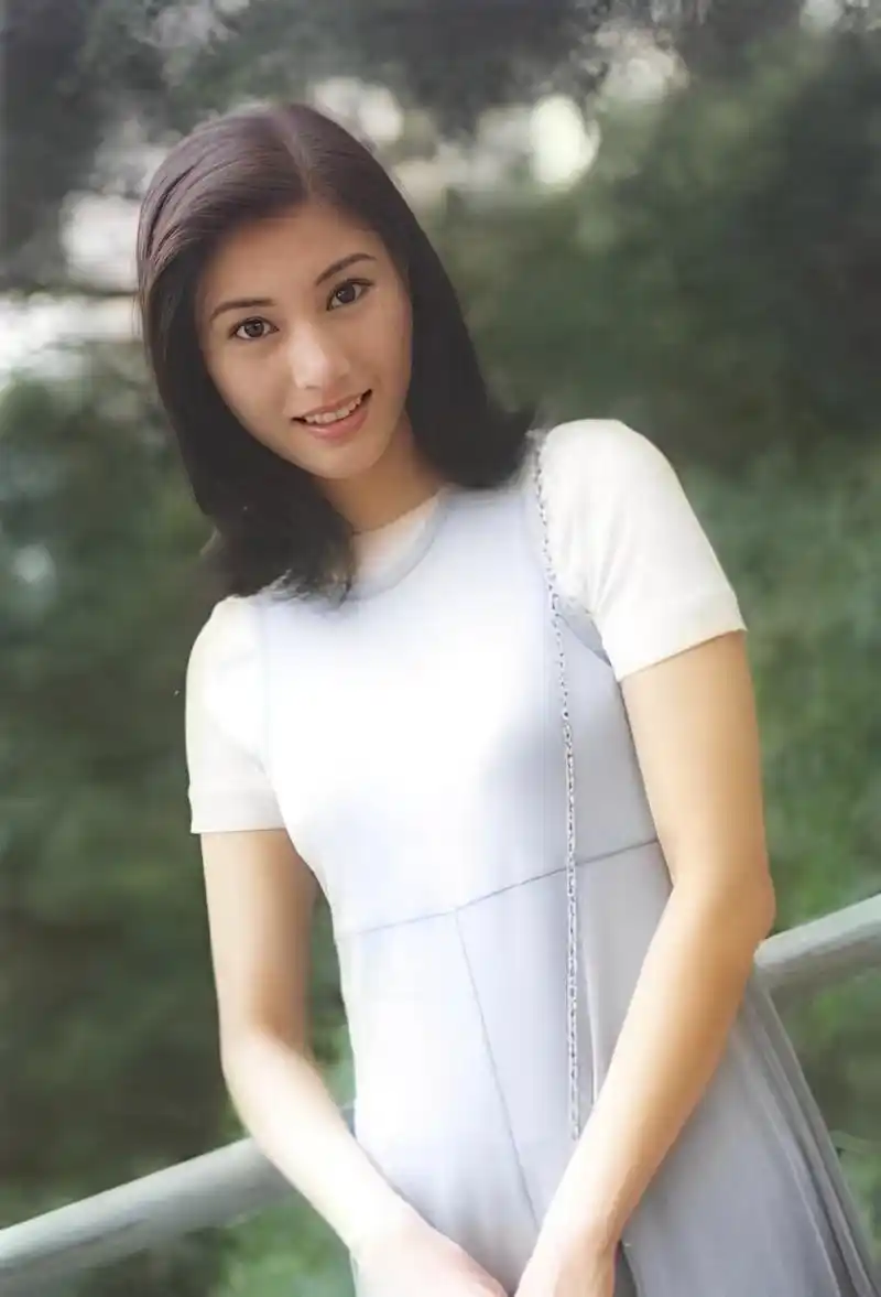 方珍珠的名声回顾李嘉欣的职业生涯,他正处于事业