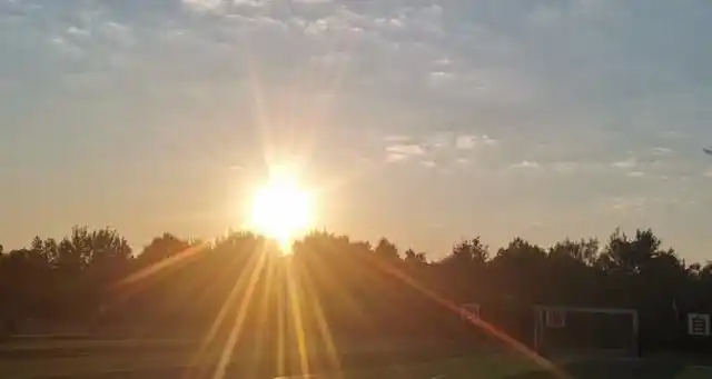 5,清晨,太阳升起来了,天空就像一幅油画,美丽极了.