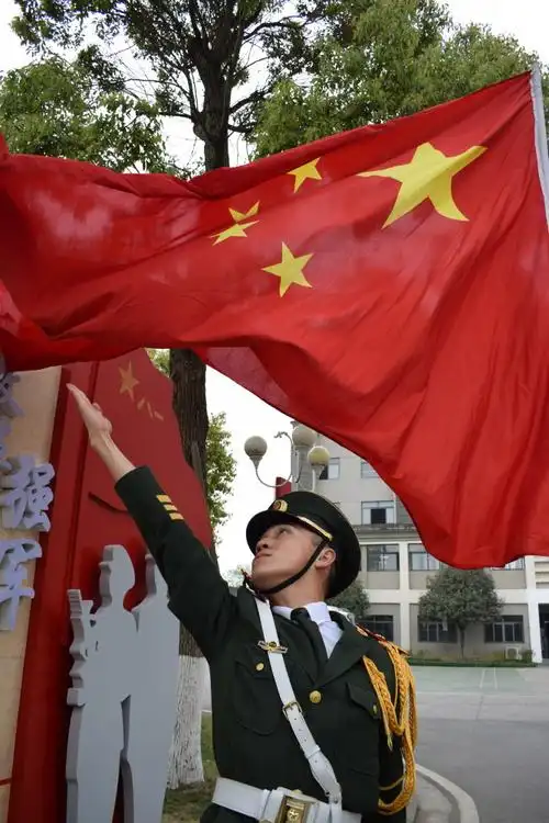 天府广场升旗手已是第十年参加升旗用10斤哑铃练习甩旗动作