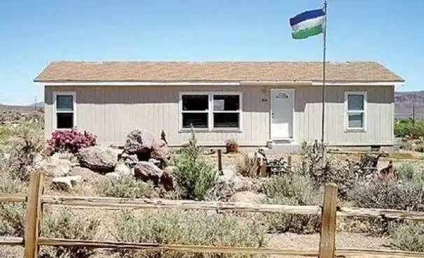 再加上这个摩洛希亚共和国面积太小,是世界上最袖珍的一个国家,而且