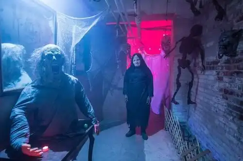 纽约警察们把警局地下室搞成了鬼屋,只想在万圣节吓吓人.