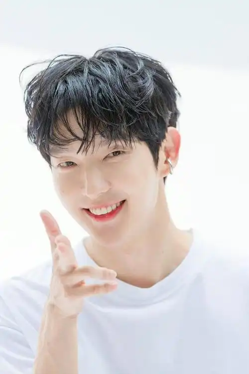 单眼皮男神李准基,年近四十重回颜值巅峰,是荷尔蒙爆棚的欧巴!