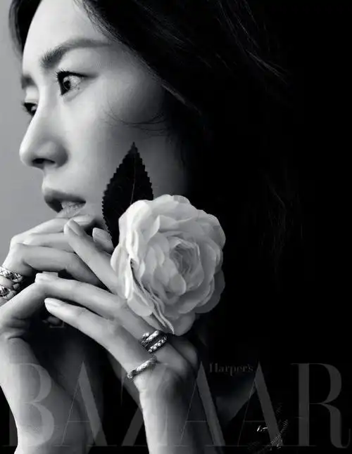 芭莎拍了刘雯井柏然#《时尚芭莎》七月刊刘雯,井柏然封面,黑白大片