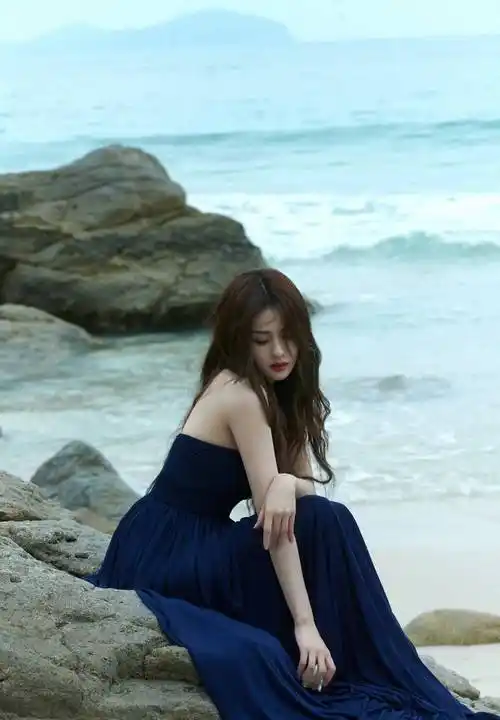 白鹿海滩氛围感大片 穿深v身材丰满性感 露香肩美背风情妩媚_海水