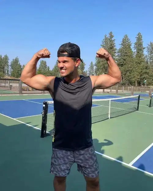 "狼人"泰勒·洛特纳低调订婚,《暮光之城》三主角,他最落魄?