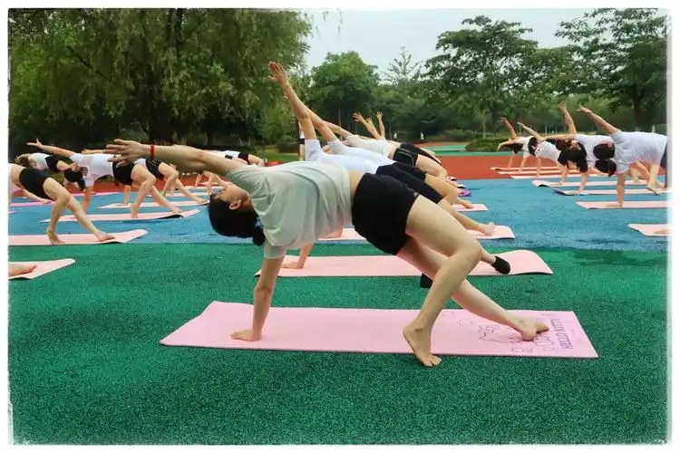 集体瑜伽健身美