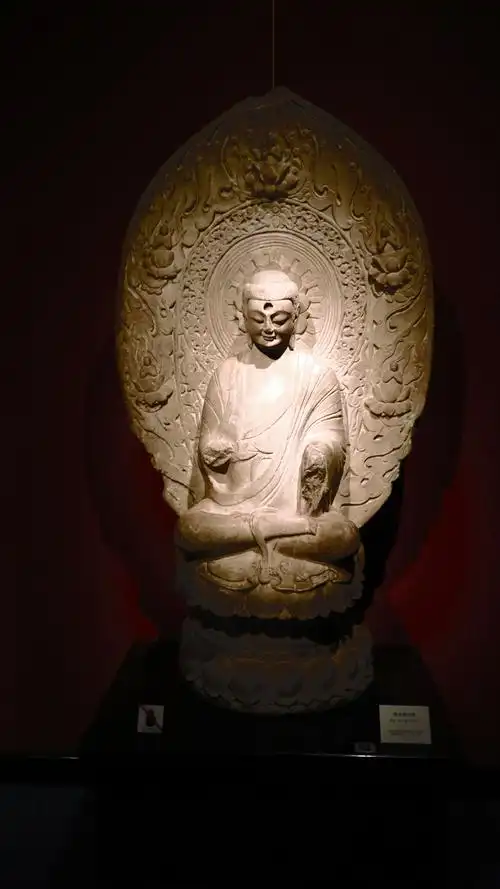 释迦佛石像(北齐) 北齐造像身材修长而优美,衣著轻柔线条简洁,谧宁