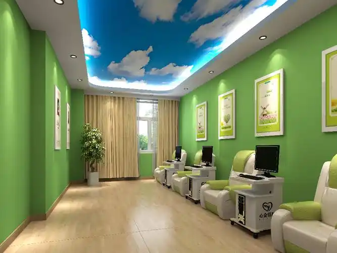 效果图地面:采用运动地板,耐磨,防滑,隔音.墙壁:颜色暖黄.