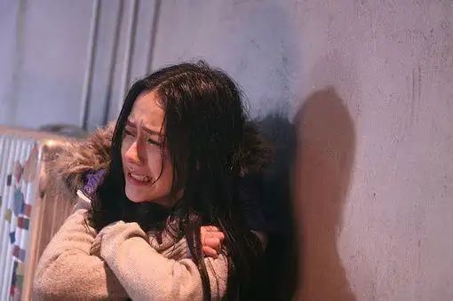 泪流满面的女生悲伤图片 沉浸在那场相爱的烟雨中