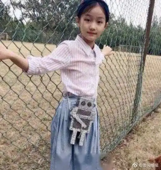 赵薇女儿黄新近照曝光,你觉得如何?