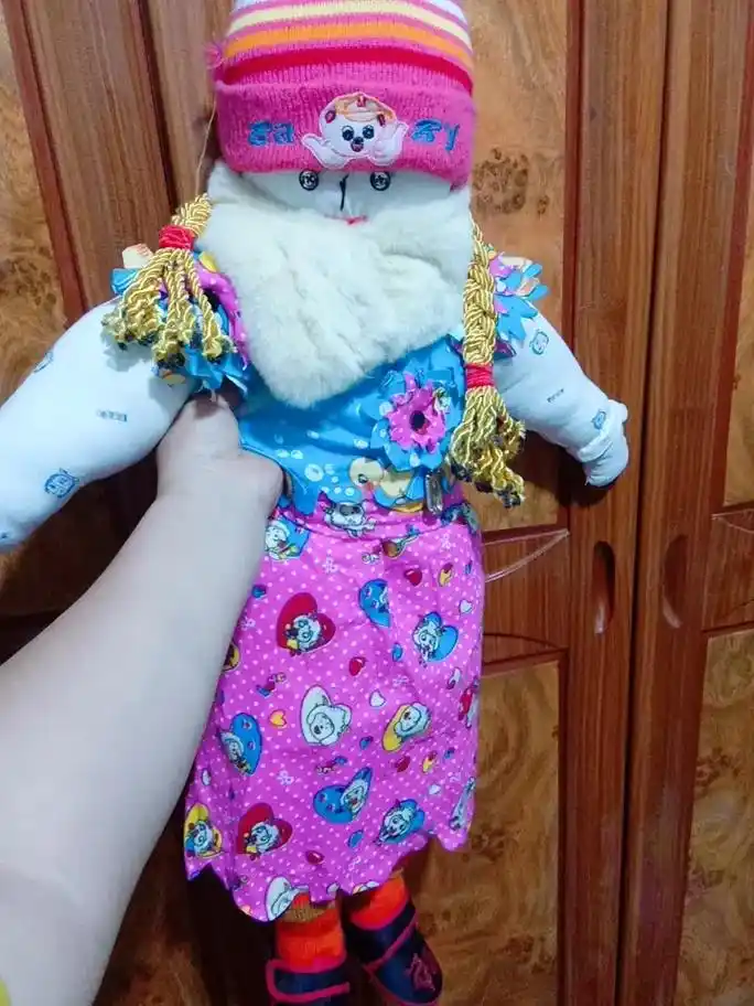 在孩子外婆家教孩子们缝制手工香包给侄女缝制布娃娃