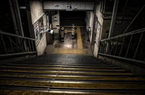 最恐怖的都市传说来了!日本最神秘的「如月车站」,你听过吗?_流浪汉