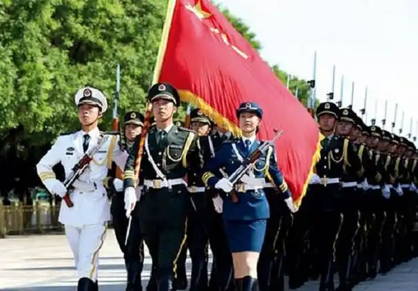 回顾仪仗女兵队长程诚:6小时军姿,8斤负重训练,不愧是铁娘子军