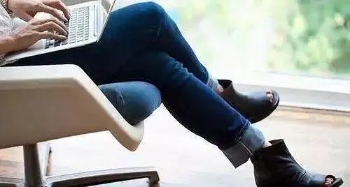 "春秋"提醒 | 跷二郎腿别超过15分钟,时间过长增加健康隐患