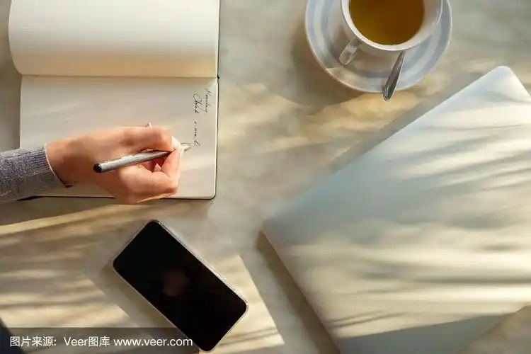 一个女孩在笔记本上记笔记.