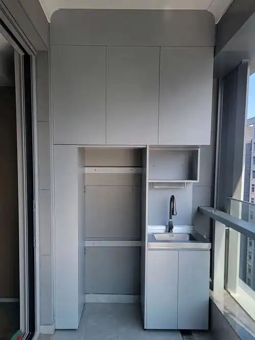 阳台洗衣机柜安装完的效果图.