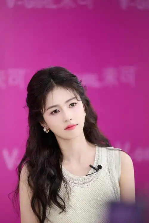 今天又是对白鹿疯狂心动的一天,白鹿空降未可抖音直播间的妆造简直杀