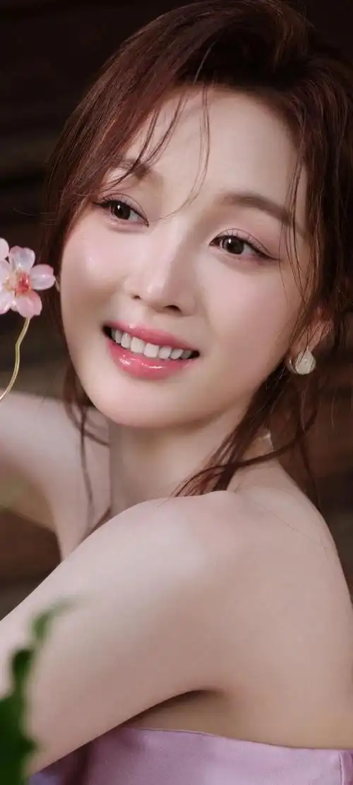 在这幅精心设计的壁纸中,吴宣仪以她独有的魅力,再次俘获了无数目光.