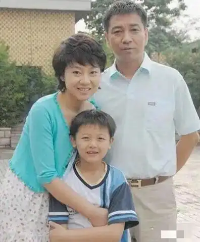 2004年,邹伟一回家就对正在煮饭的闫妮大声宣布:我们离婚吧_娱乐资讯