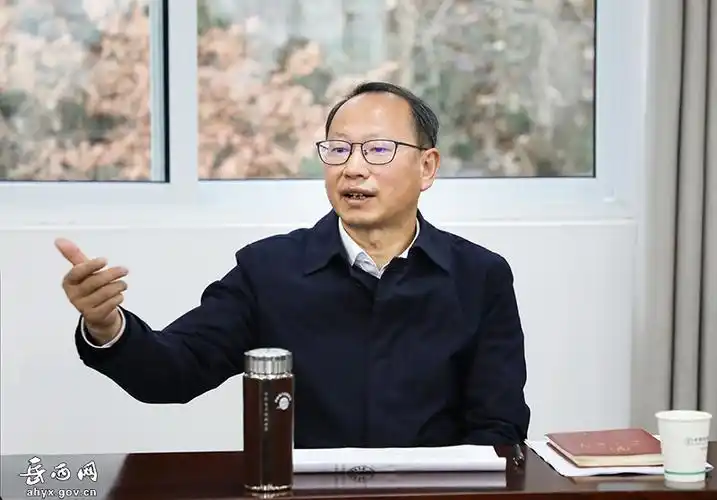 12月8日,县委书记江春生主持召开青天乡老鸭村调度