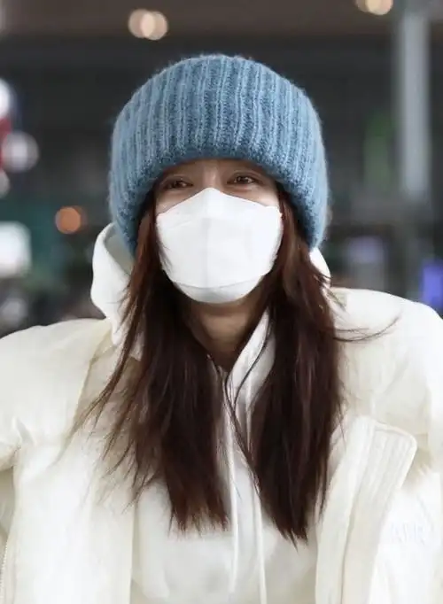 秦岚清早素颜赶机皮肤水嫩穿短上衣微露马甲线大秀好身材