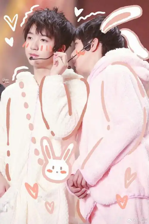 刘耀文让贺峻霖躺在自己胸肌上