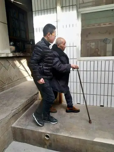 董星辰去帮孤寡老人,生炉子,扶老人出门,献一份爱心,让世界变的更美丽