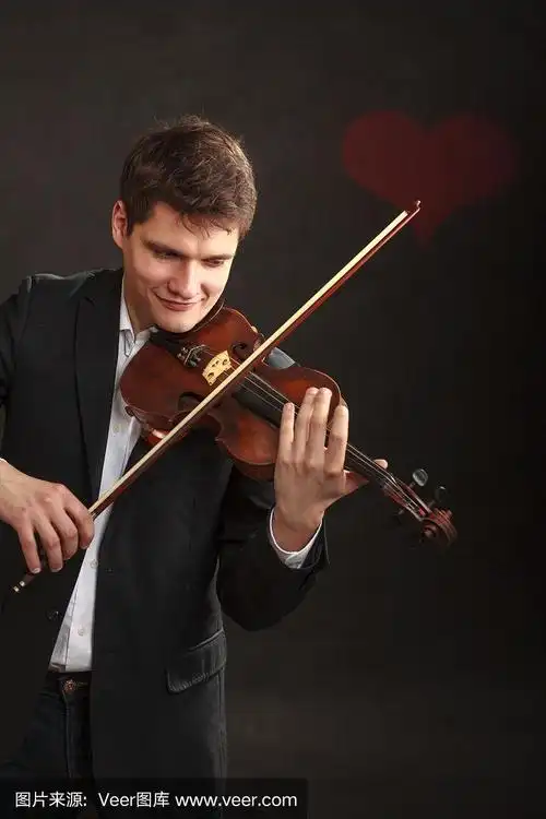 男人穿着优雅拉着小提琴
