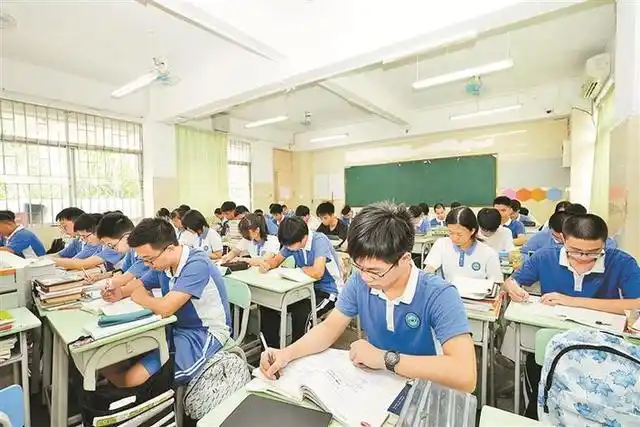 7月31日,全市符合返校条件的高三年级学生回到校园,开始为期10个月的