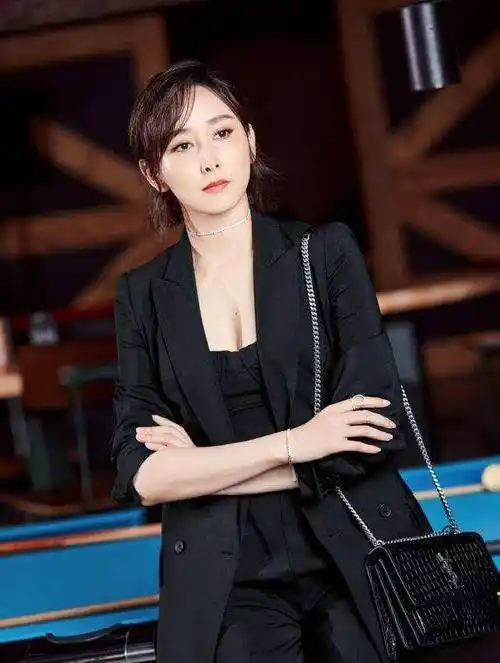 43岁胡静身材真"多肉",穿衬衫裙不系扣拍写真,大秀玉腿香肩_女人