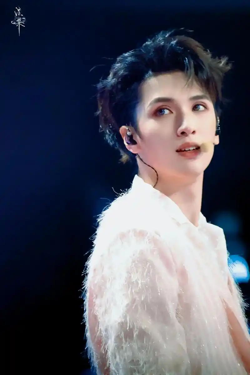 时代少年团澳门演唱会哭壁纸严浩翔 - 抖音