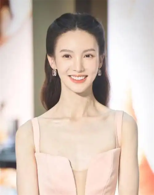 6,金晨:排骨胸引人瞩目然而,吴谨言对网友的批评置之不理,她在减肥的