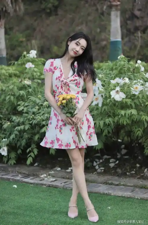 宣璐花朵白裙造型,手拿鲜花美腿吸睛,满满的春日浪漫少女气息_时尚