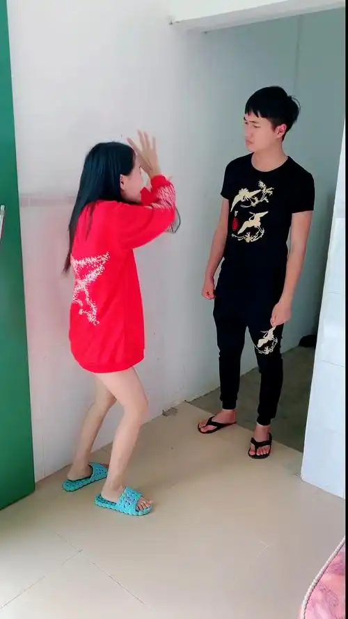 听说老公今天发年终奖了,赶紧把我新学的舞蹈跳给他看