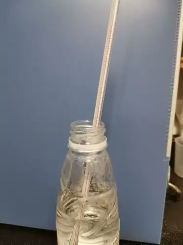 温度计,瓶子,热水,冷水 水从塑料管中涌出 实验结论: 空气会热胀冷缩