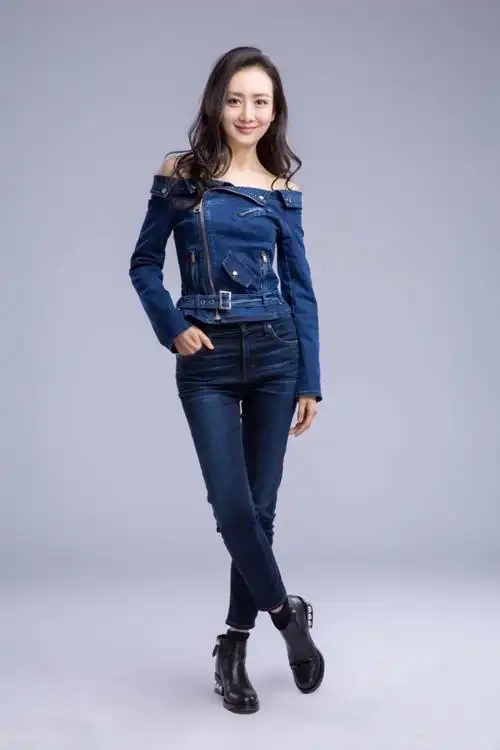 王鸥打扮时髦 造型有型 温柔可人