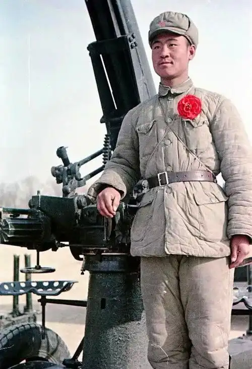 老照片:1949—1950年期间,一身正气的解放军战士