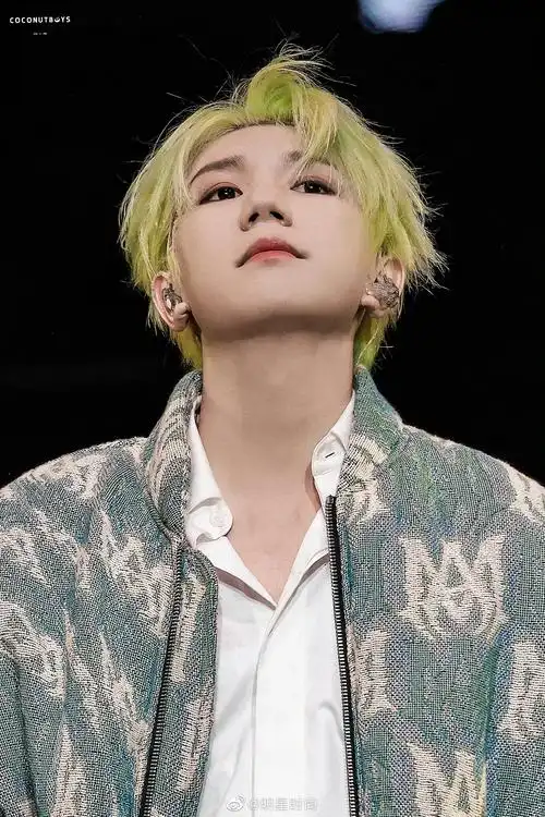 王源的穿搭风格超赞,这个发色也是绝绝子_高清图集_新浪网