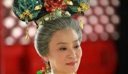 刘雪华在《新还珠格格》中饰演皇太后,她演过不少琼瑶剧,在这部拘中