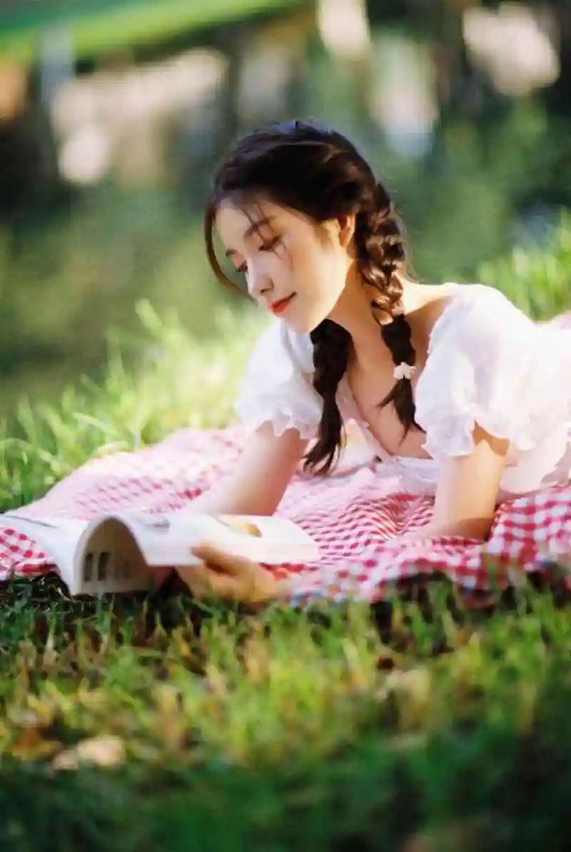 女生拍摄写真照的8大实用姿势,轻松提高出片率,拍照好看有质感