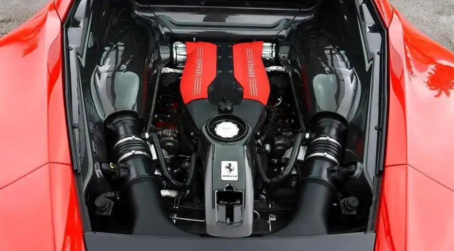 法拉利488gtb,搭载3.9升v8双涡轮发动机,豪华与舒适并存