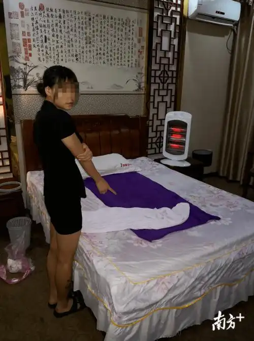 当场抓获6人,平远县城某足浴场所提供色情服务.