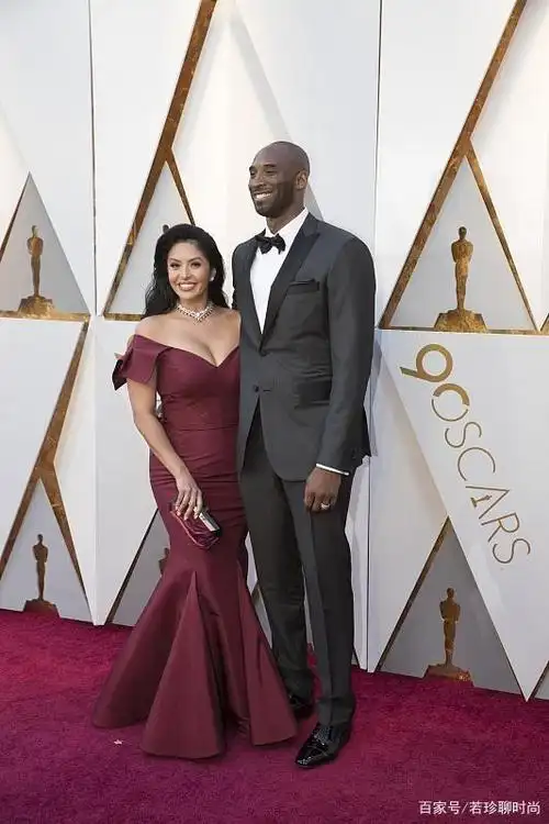 科比的老婆气质很温柔,穿上紧身的裙子,也不是很高调的