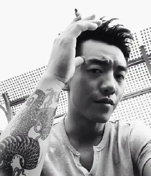 手臂纹身范晓萱的紫火龙王阳明的双花臂却都败给他的莲花臂